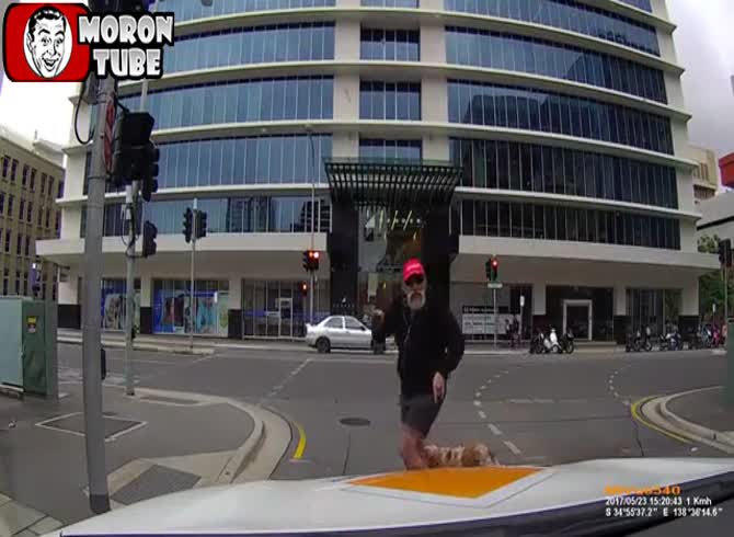 Video :This pedestrian is the victim of a minor accident after becoming blinded by fury